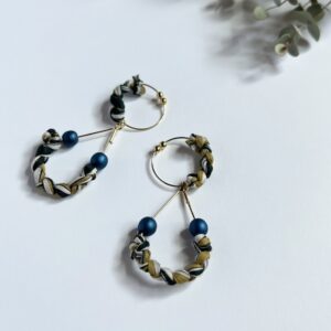 フープが揺れる　タテ糸リボンのイヤーカフ